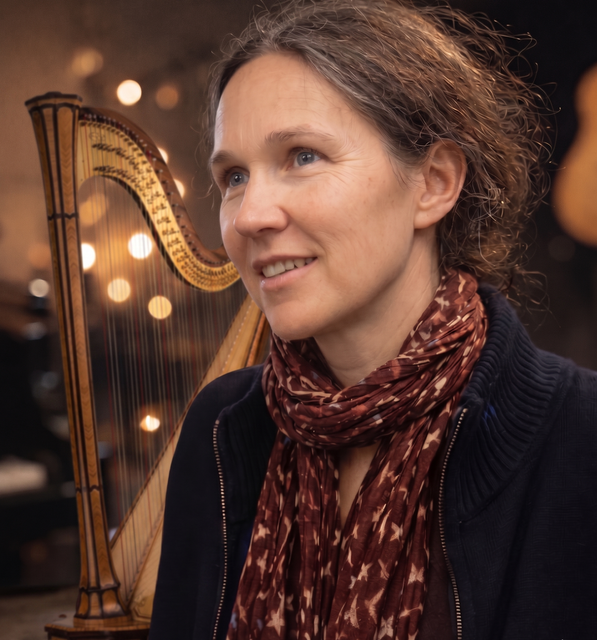 Liehsja Blaxland-de Lange with harp